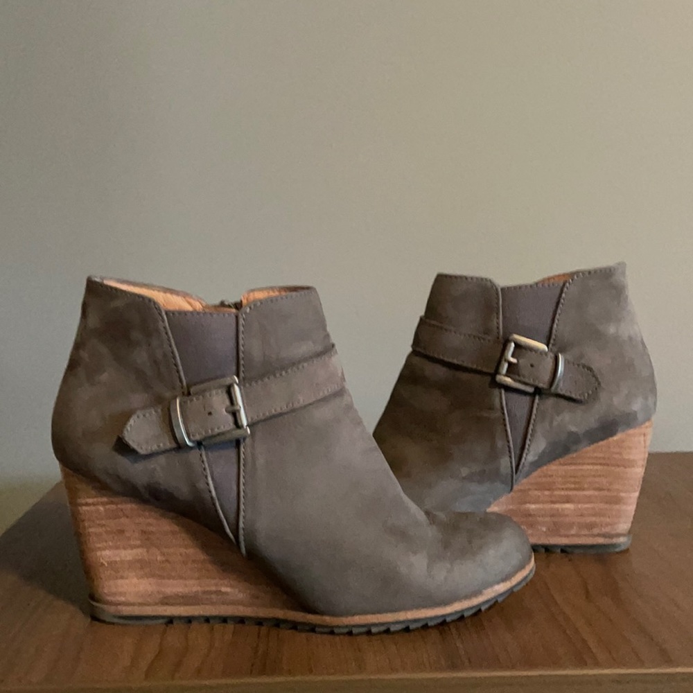 Gray wedge bootie
